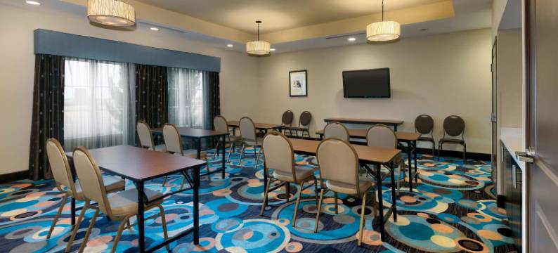 克林顿历史路线66拉昆塔温德姆套房酒店(La Quinta Inn & Suites by Wyndham Clinton Historic Route 66)图片