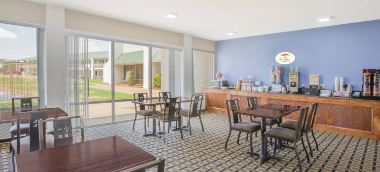 布林克利速8酒店(Super 8 by Wyndham Brinkley)图片