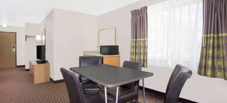 布鲁姆菲尔德温德姆速8酒店(Super 8 by Wyndham Bloomfield)图片