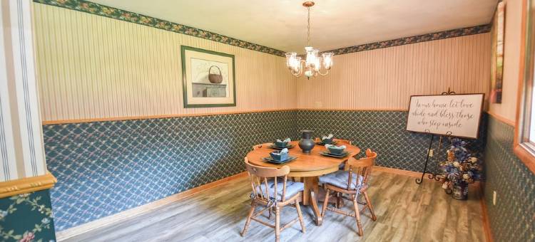 Rustic Hills Retreat...a scenic home on beautiful lake front property.图片