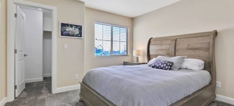 Hot Tub and Community Pool Access - Modern Family Retreat图片