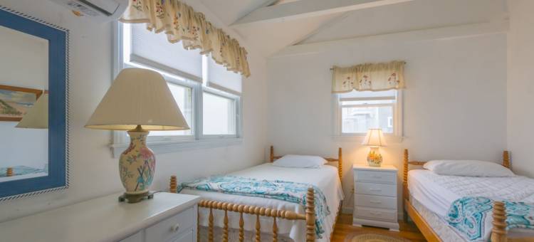 Ocean View and Spacious Deck - Charming Beach Cottage Retreat图片