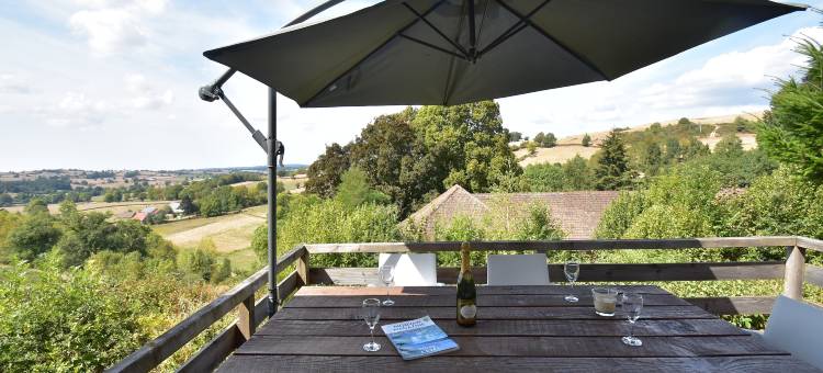 Holiday Home in Luzy with Fenced Garden图片