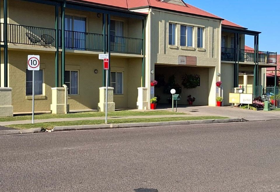 Golden Guitar Motor Inn Hotel Overview