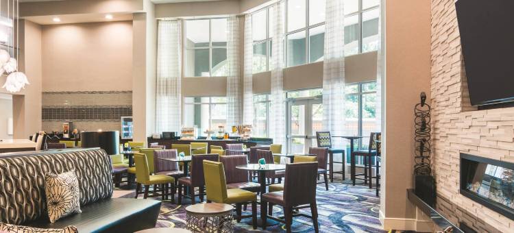 亚特兰大普瑞米特医疗中心拉昆塔温德姆套房酒店(La Quinta Inn & Suites by Wyndham Atlanta Perimeter Medical)图片