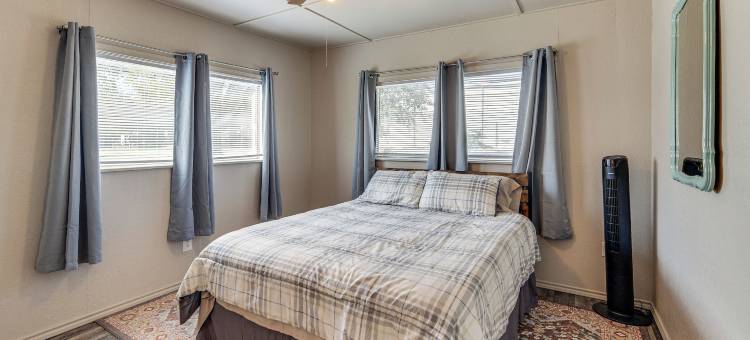宁静的东德克萨斯度假屋！迈尼奥拉平房(Peaceful East Texas Retreat! Mineola Bungalow)图片