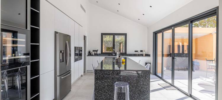 Modern Villa with Heated Pool and Garden图片