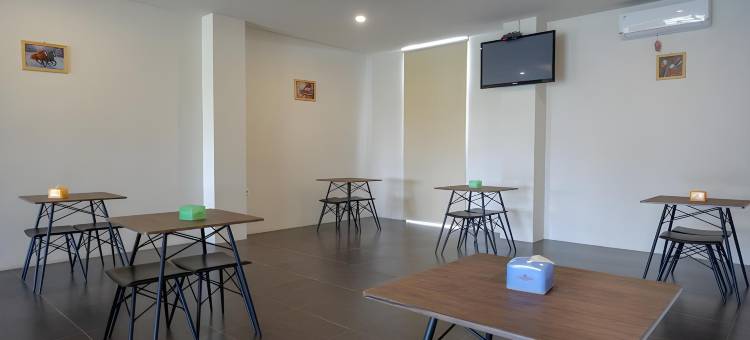 红多兹Plus酒店-近梭罗巴鲁(RedDoorz Plus Near Solo Baru)图片