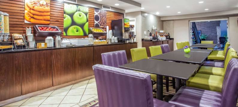 奥什科什拉昆塔温德姆酒店(La Quinta Inn by Wyndham Oshkosh)图片