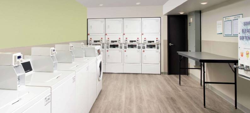 沃特福德市郊区开放式客房酒店(Suburban Studios Watford City)图片