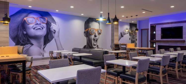 格林斯伯勒ARPT高点拉昆塔温德姆套房酒店(La Quinta Inn & Suites by Wyndham Greensboro Arpt High Point)图片