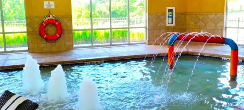 米尔瓦基西北公园广场智选假日套房酒店(Holiday Inn Express & Suites MILWAUKEE NW – PARK PLACE by IHG)图片