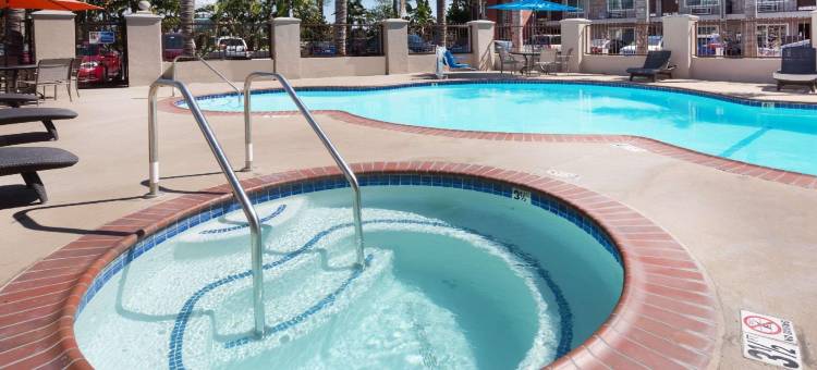 阿纳海姆迪士尼乐园戴斯套房酒店(Days Inn & Suites by Wyndham Anaheim at Disneyland Park)图片