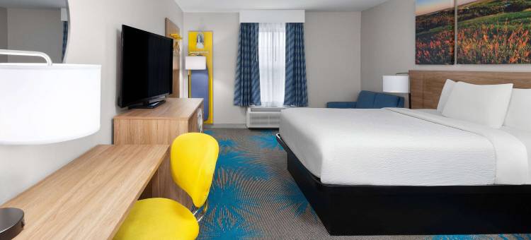 塞勒斯堡温德姆戴斯套房酒店(Days Inn & Suites by Wyndham Sellersburg)图片