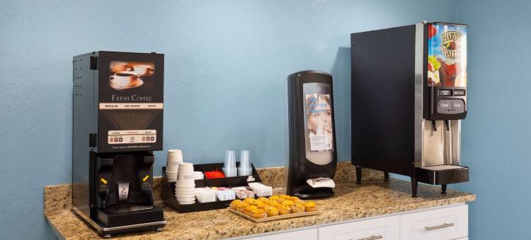 温德姆戴斯酒店及套房-印第安纳波利斯机场东(Days Inn & Suites by Wyndham Indianapolis Airport East)图片