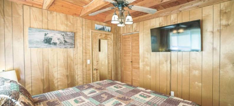 Hot Tub! Cozy beds sleeps 10, Wi-Fi, only 20 miles to West Yellowstone图片