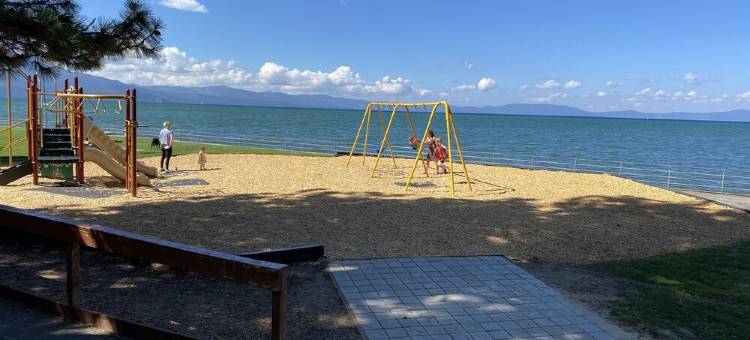 塔霍城海滨6卧室度假屋 — 私人热水浴缸、皮划艇和壮丽湖景(Beachfront 6Br Tahoe Retreat — Private Hot Tub, Kayaks & Stunning Lake Views)图片