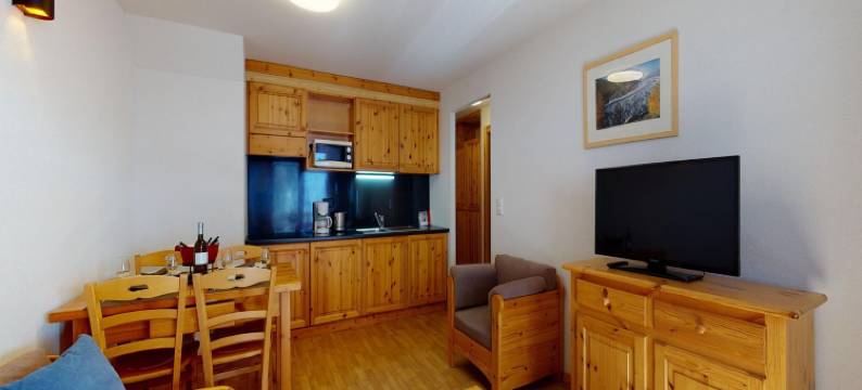 Apartment on floor four with balcony图片