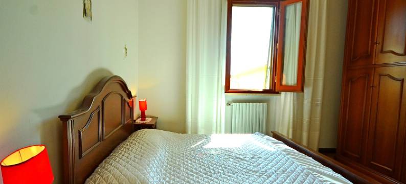 Sunlit home with pool图片