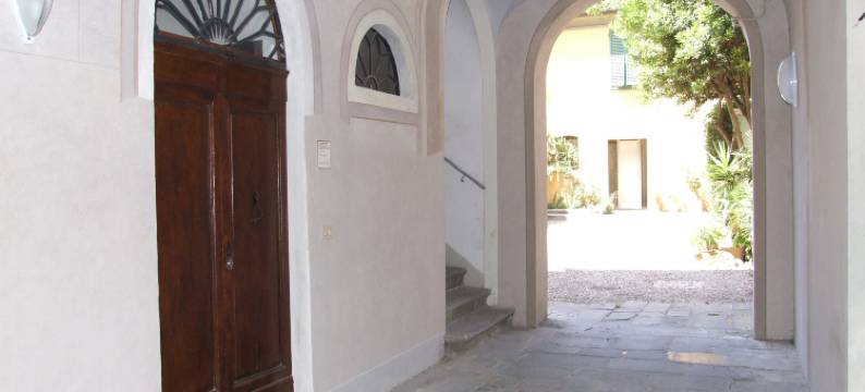 Pisa Stay close to Leaning Tower图片