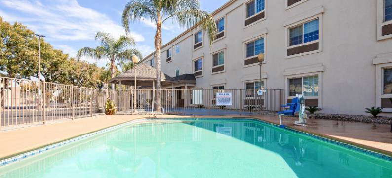 图莱里智选假日套房酒店(Holiday Inn Express & Suites TULARE by IHG)图片