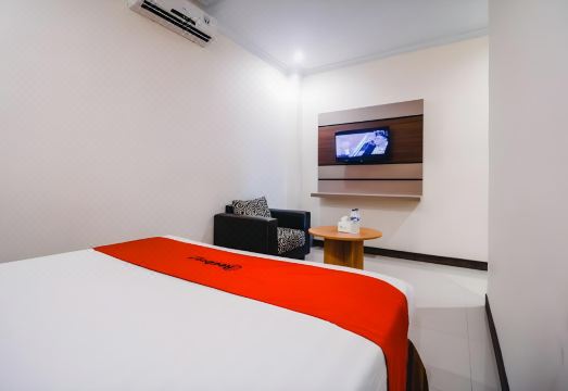 Reddoorz Plus Near Makassar Town Square Hotel Overview
