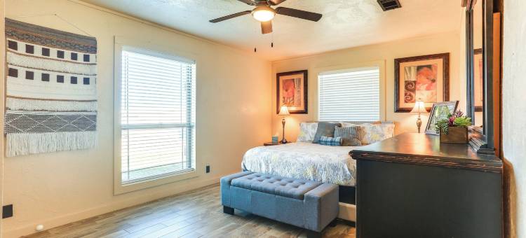 带有游泳池和马厩接入的牧场度假胜地！(Ranch Getaway with Pool and Horse Stall Access!)图片