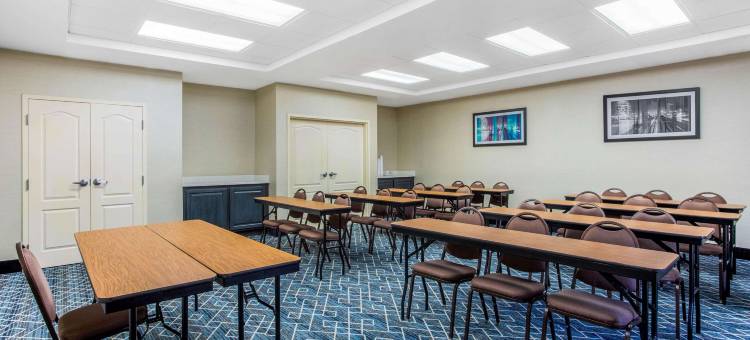 伯明翰北富尔顿戴尔拉昆塔温德姆酒店(La Quinta by Wyndham Fultondale Birmingham North)图片