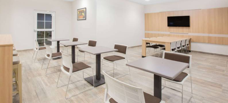 夸乌特莫克坎波门诺温德姆麦客达套房酒店(Microtel Inn & Suites by Wyndham Cuauhtemoc Campos Menonitas)图片