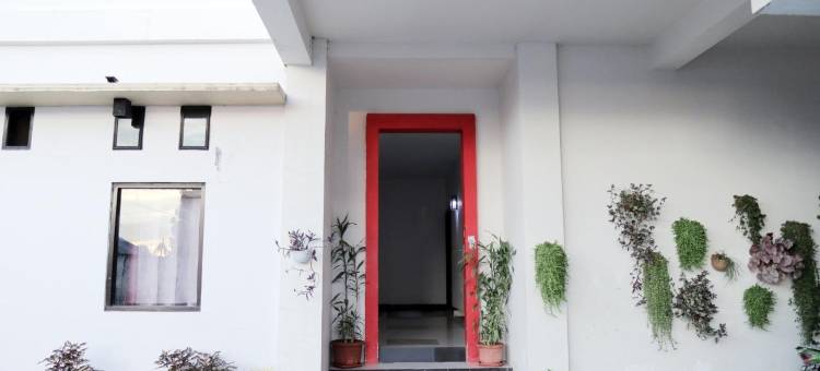 红多兹酒店@帕桑卡尤马穆朱乌塔拉(RedDoorz @ Pasangkayu Mamuju Utara)图片