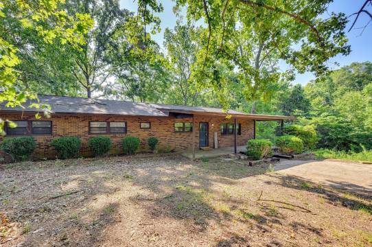 辛克莱尔湖畔家庭住宅,配有码头和皮划艇!(Family Home on Lake Sinclair w/ Dock & Kayaks!)