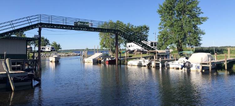 Lake of the Woods Cabin & Shed with Marina Slip and Golf Cart图片