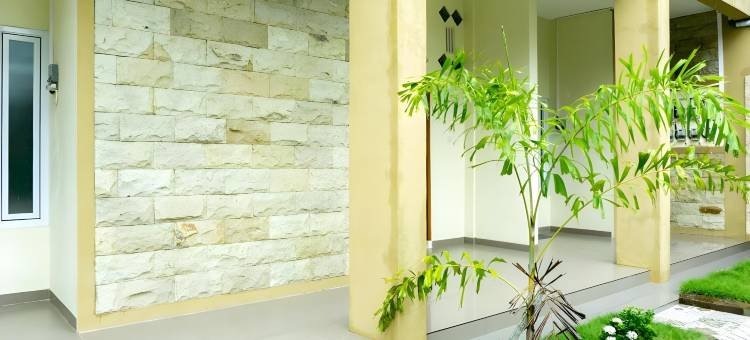 红多兹酒店-近本登范登博世(RedDoorz Near Benteng Van Den Bosch)图片