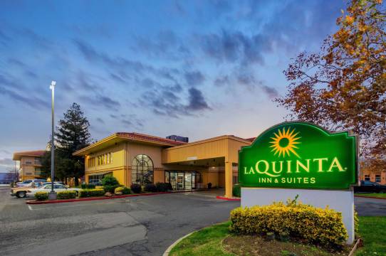 奥克兰海沃德拉昆塔温德姆套房酒店(La Quinta Inn & Suites by Wyndham Oakland - Hayward)