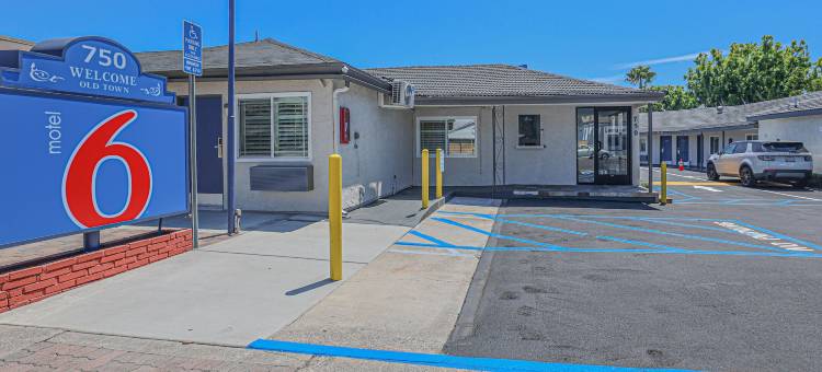 加利福尼亚塔斯廷 - 橘郡 6 号汽车旅馆(Motel 6 Tustin, CA – Orange County)图片
