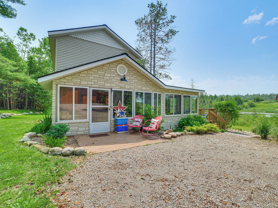 河畔Cheboygan小屋配有皮划艇和码头！