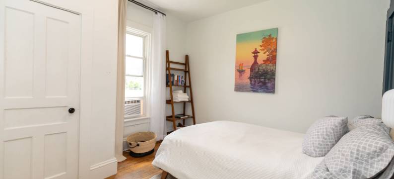 Bright and Airy Living Space with Luxurious Comfort - Charming Retreat图片