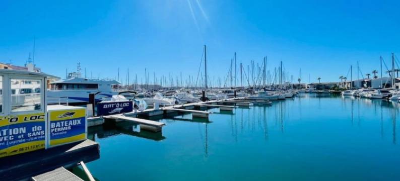 Bright Retreat by the Beach图片