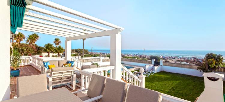 Villa with pool in front of the beach. La Barrosa图片