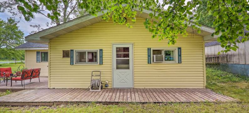 塔布斯湖小屋，带火坑，靠近滑雪场！(Cottage on Tubbs Lake w/ Fire Pit Near Skiing!)图片