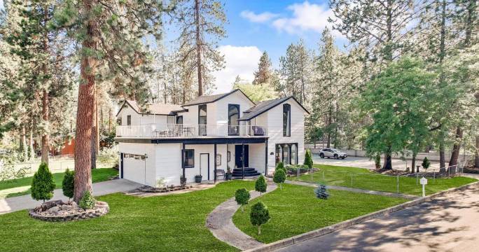 Family Retreat with Game Room and Rooftop Deck - Spacious and Fun