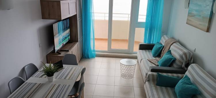 Apartment with sea views in Benalbeach图片