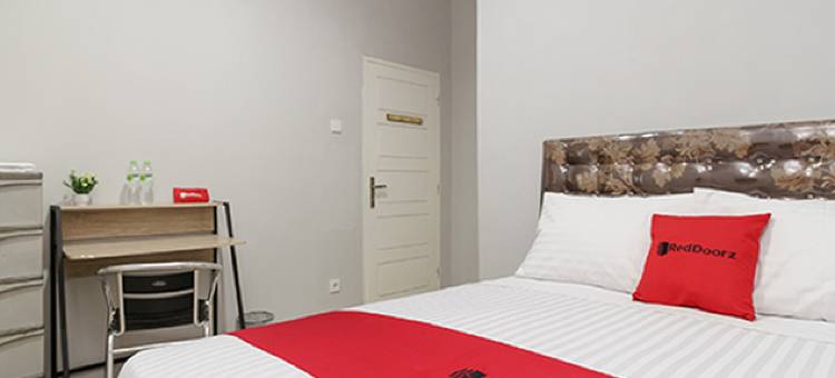 红多兹酒店@巨港惹兰德曼勒巴拉亚(RedDoorz @ Jalan Demang Lebar Raya Palembang)图片