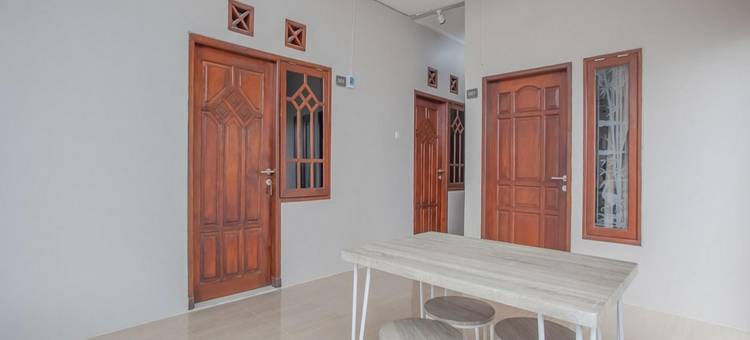 红多兹酒店-近泗水西普拉高尔夫球场(RedDoorz Near Ciputra Golf Surabaya)图片