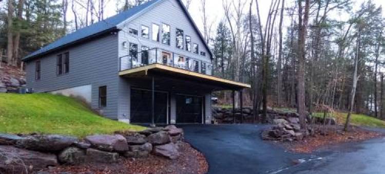 Modern Chalet with Hot Tub and Lake Access图片