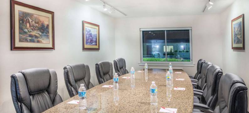 土斯卡鲁沙华美达酒店(Ramada by Wyndham Tuscaloosa)图片