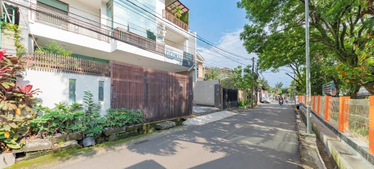 红门酒店-近基亚拉阿尔塔公园(Reddoorz Near Kiara Artha Park)图片