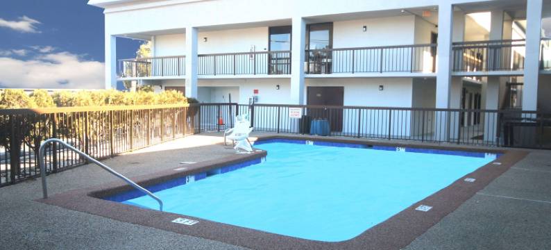 斯泰茨维尔凯隆波因特酒店(Clarion Pointe Statesville)图片