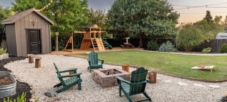 Cozy City Cabin w/King Bed/Fire Pit/Foosball/ Arcades/Playground and Nice Yard图片