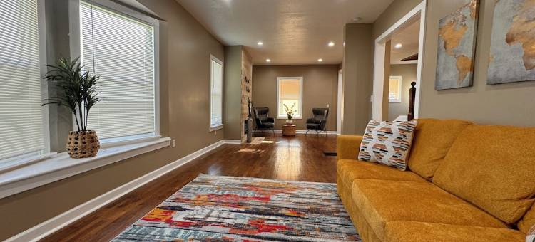 堪萨斯城市中心温馨三卧室度假屋，配备WiFi、空调等更多设施(Lovely 3-bedroom house in downtown Kansas City with WiFi, AC and so much more)图片